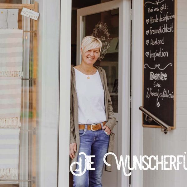 Iris Krüger-Johannsen vor ihrem Laden Wunscherfüllerin in Nortrof