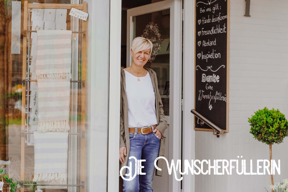 Iris Krüger-Johannsen vor ihrem Laden Wunscherfüllerin in Nortrof