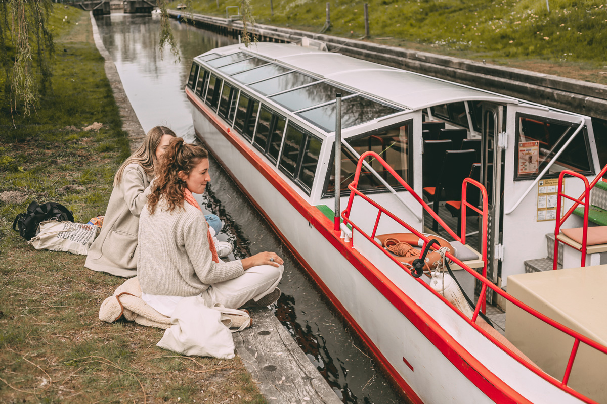 Boote beobachten bei einer Pause in Friedrichstadt an der Gracht