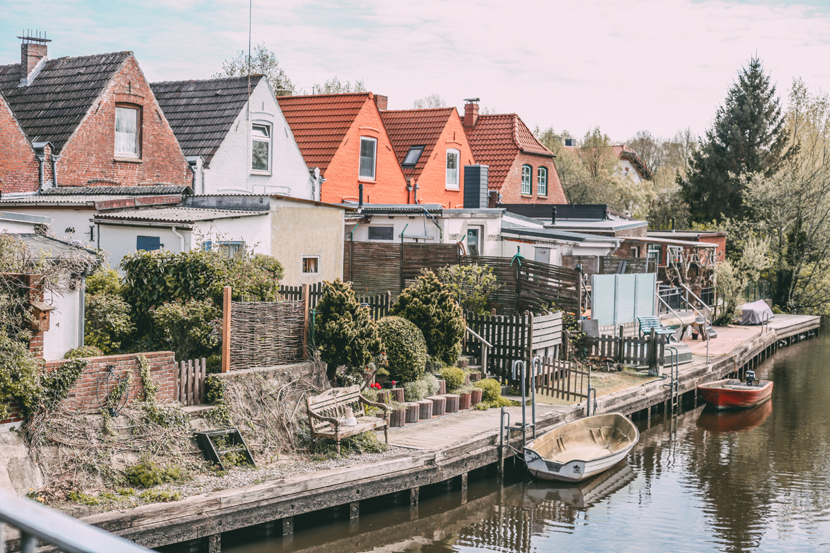 Bunte Häuser am Wasser in Friedrichstadt 