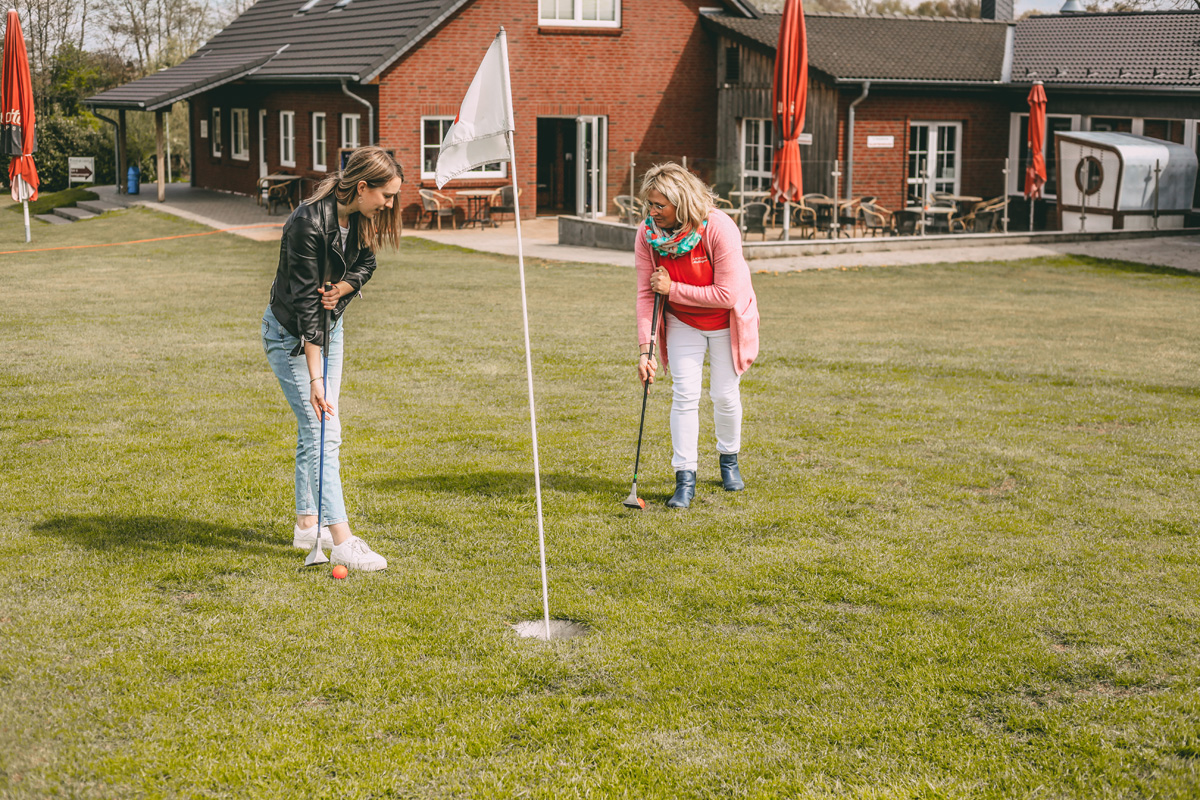 SwinGolfen, im Hintergrund das Landhotel Möllhagen