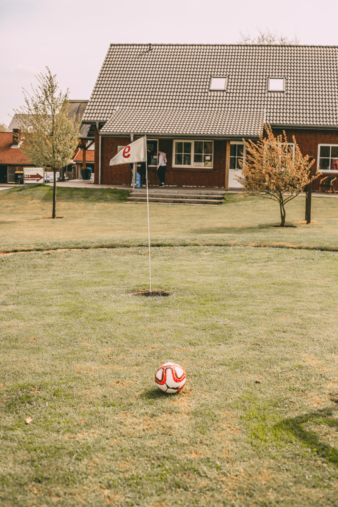 Der Fussball muss ins Loch - beim Fussballgolf Möllhagen