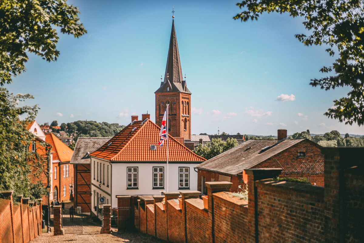 Zu sehen sind die Kirche und Dächer von Plön