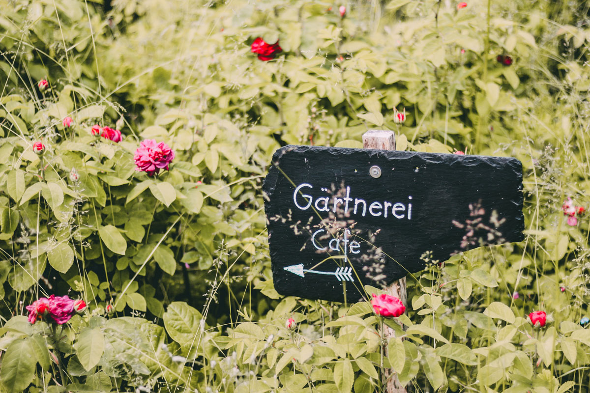 Ein Schild mit der Aufschrift "Gärtnerei Café"