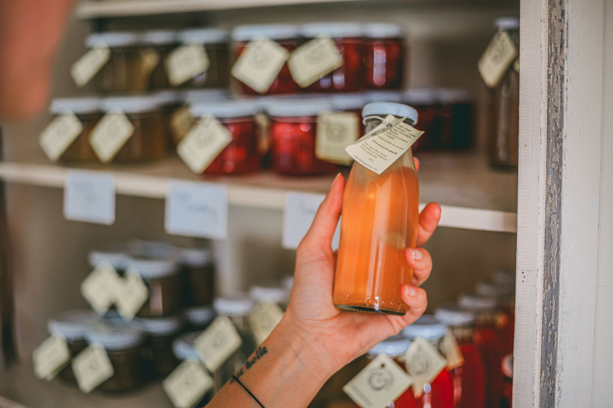 Mona hält eine Flasche Holunderblütensirup