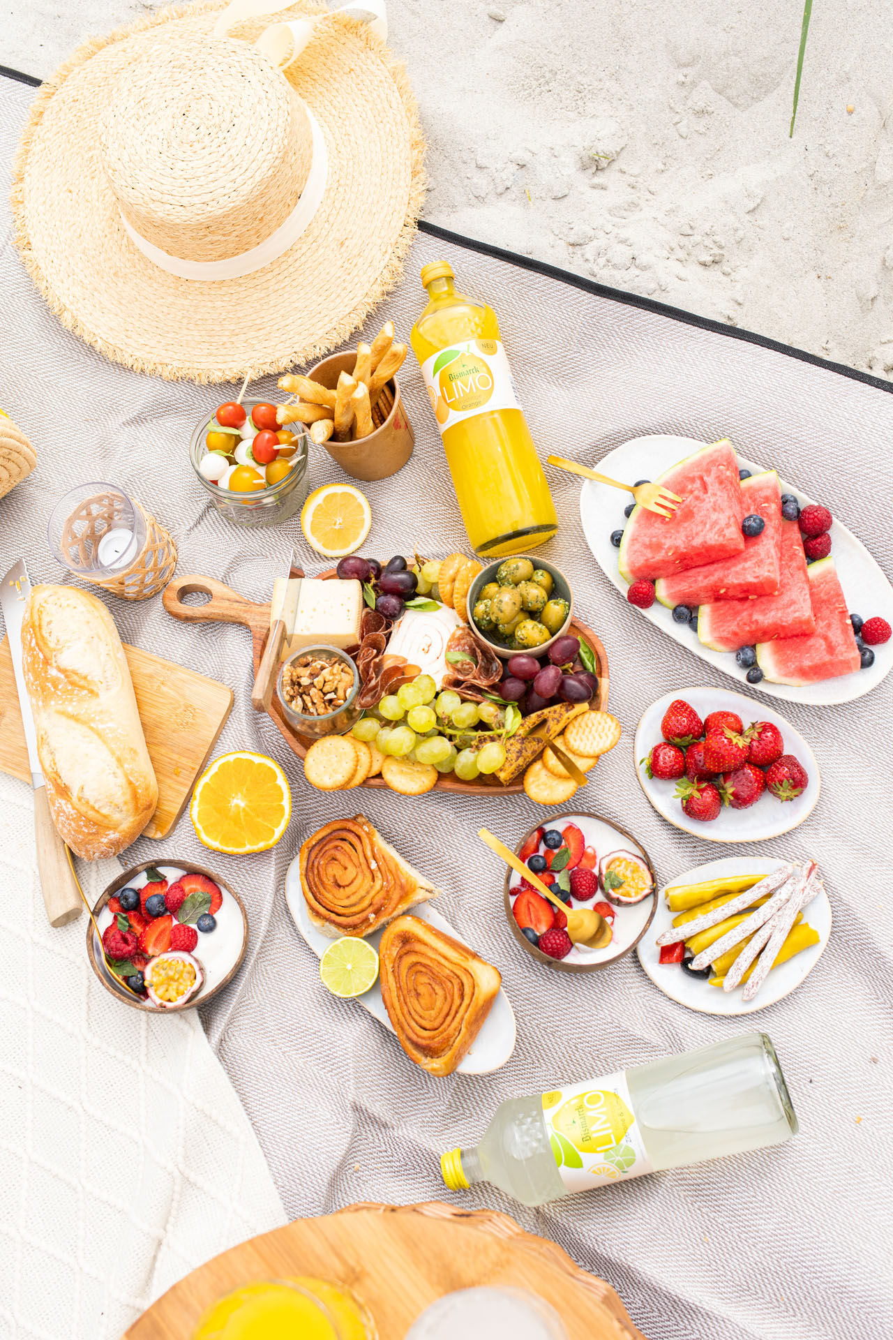 Picknick am Strand von Stein: Finja auf der Picknickdecke mit Fürst Bismarck Limos