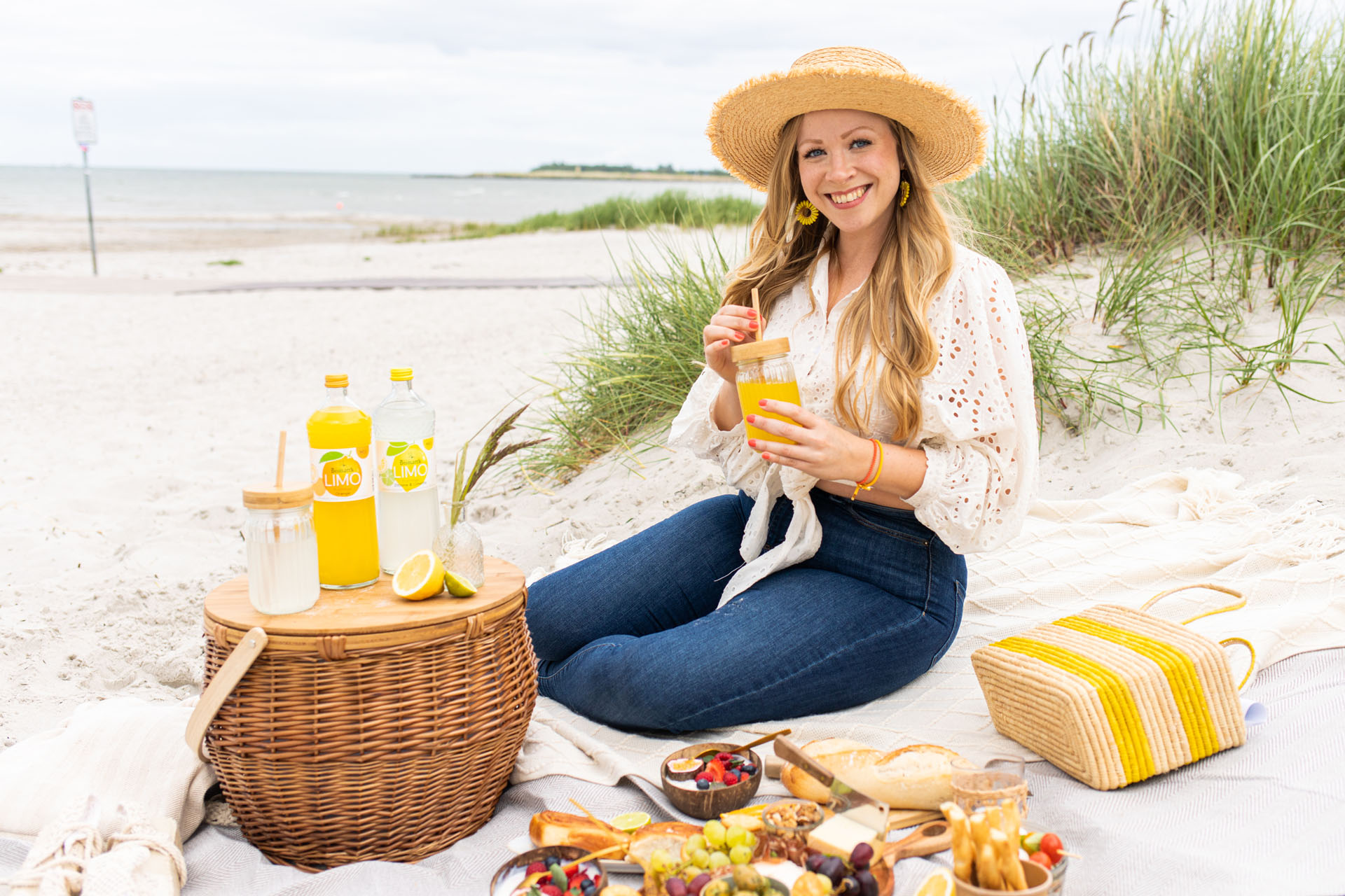 Picknick am Strand von Stein: Finja auf der Picknickdecke mit Fürst Bismarck Limos