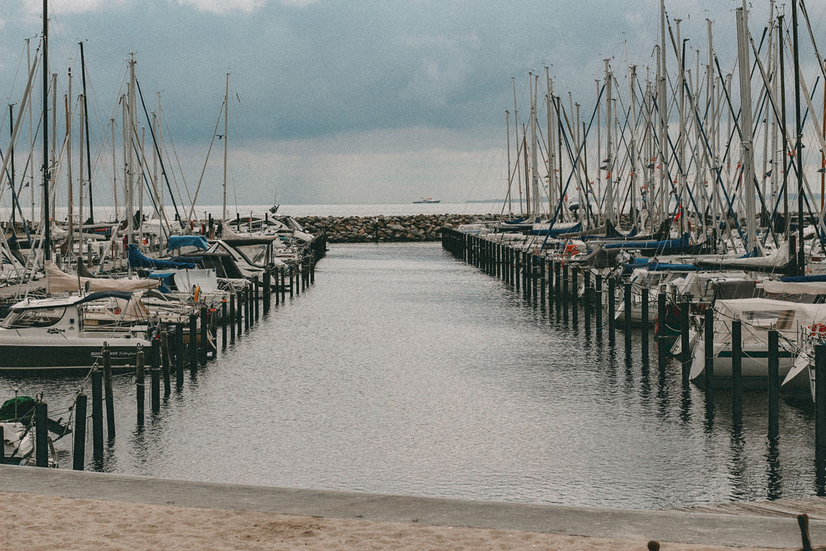 Blick auf den Hafen in Grömitz, Teil der Fischbrötchenstraße