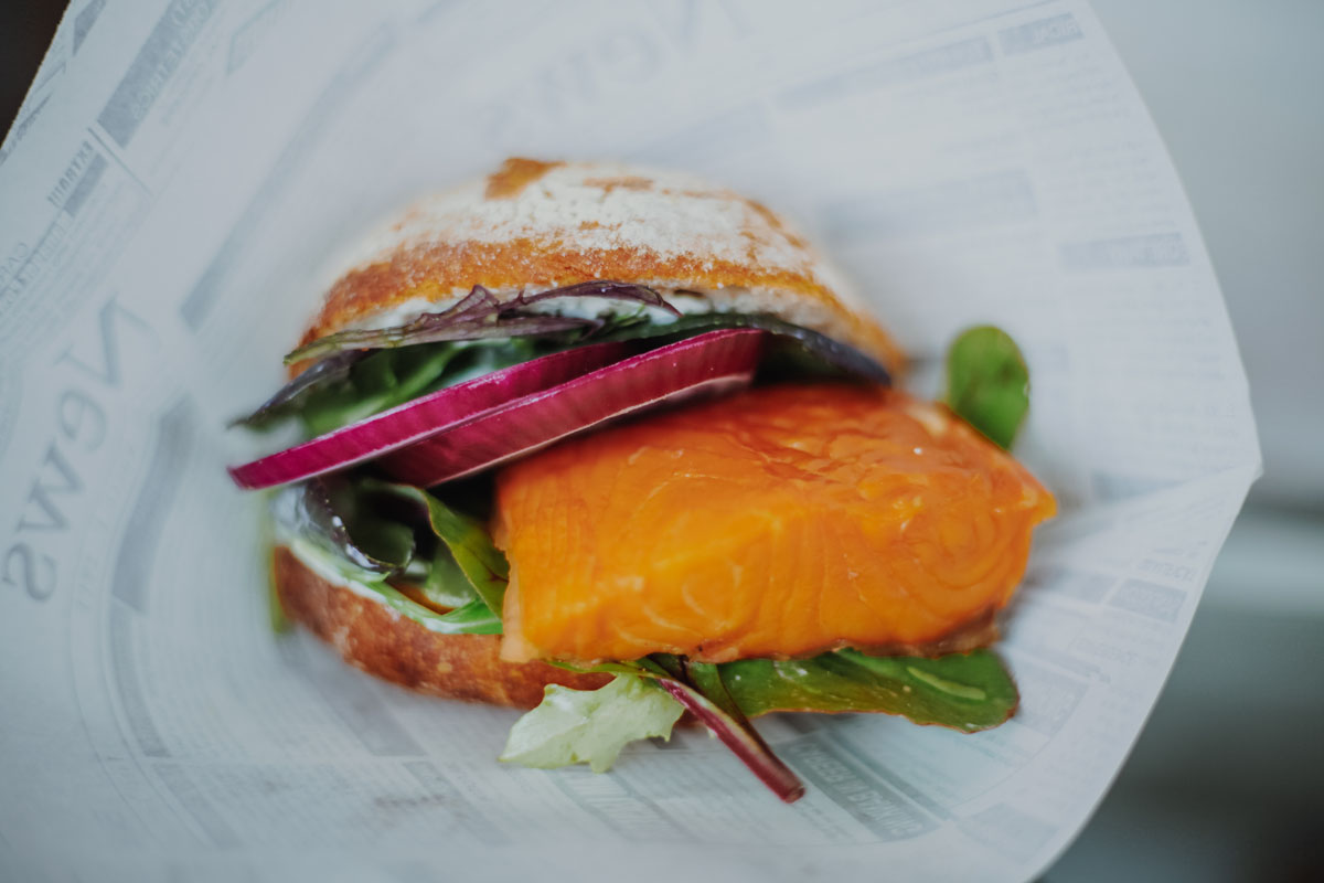 Frisches Lachsfischbrötchen bei der Fischkiste in Kellenhusen