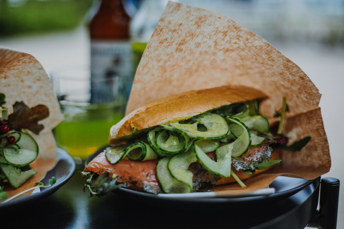 Brötchen mit Lachs beim Ankerplatz in Grömitz