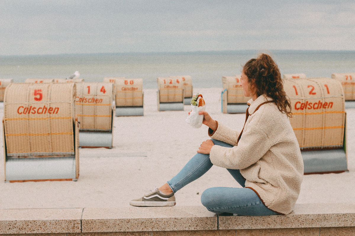 Fischbrötchen with a view! Am Strand von Grömitz schmecken die Brötchen gleich doppelt