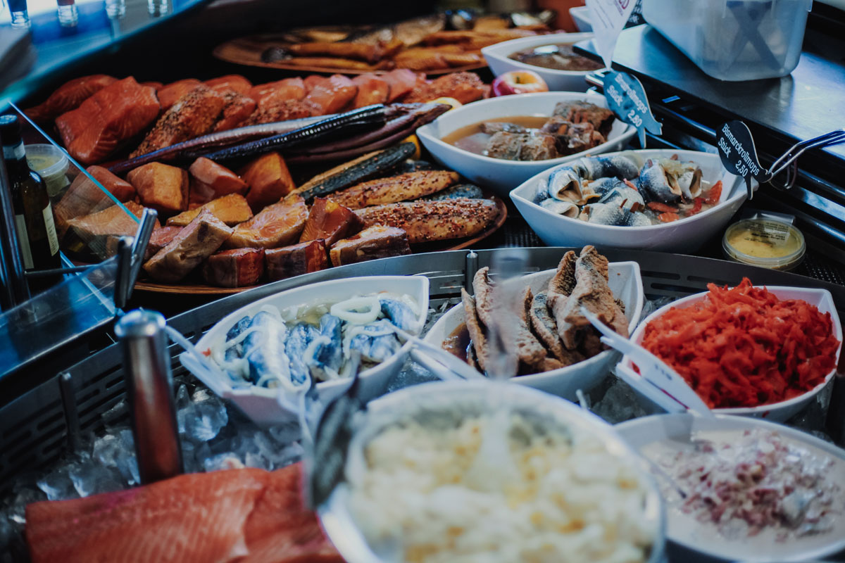 Fischbrötchen, frischer Fisch und mehr finden sich in der Auslage der Fischeria