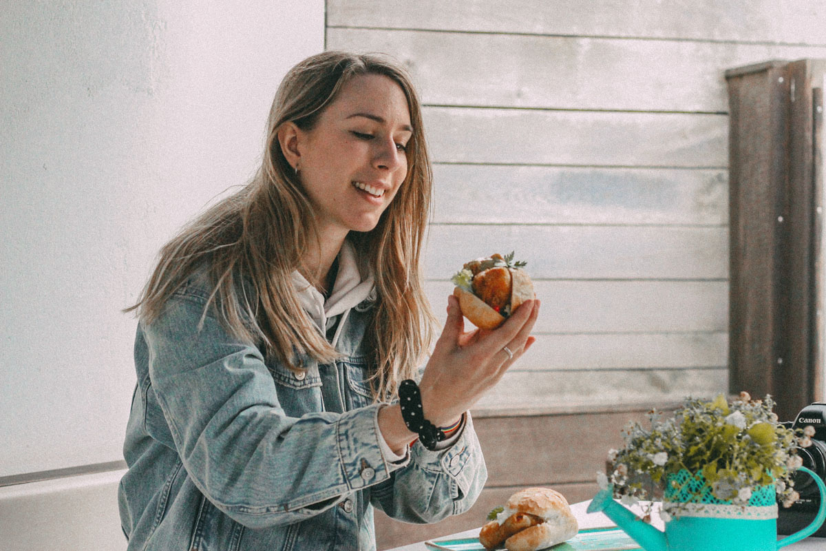 Redakteurin Finja Thiede ist vom veganen Backfisch überzeugt