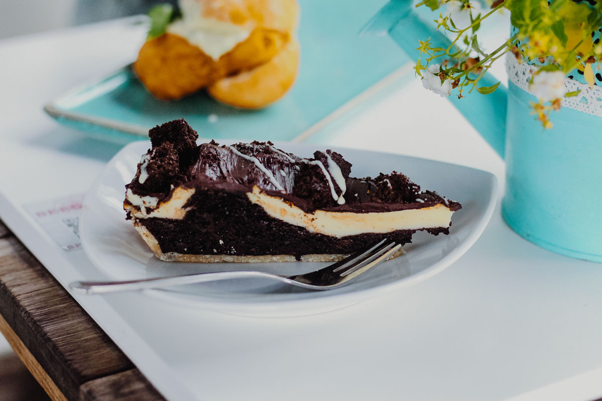 Zum süßen Abschluss ncoh ein Stück Schokokuchen hinterher bei der Fischeria in Grömitz