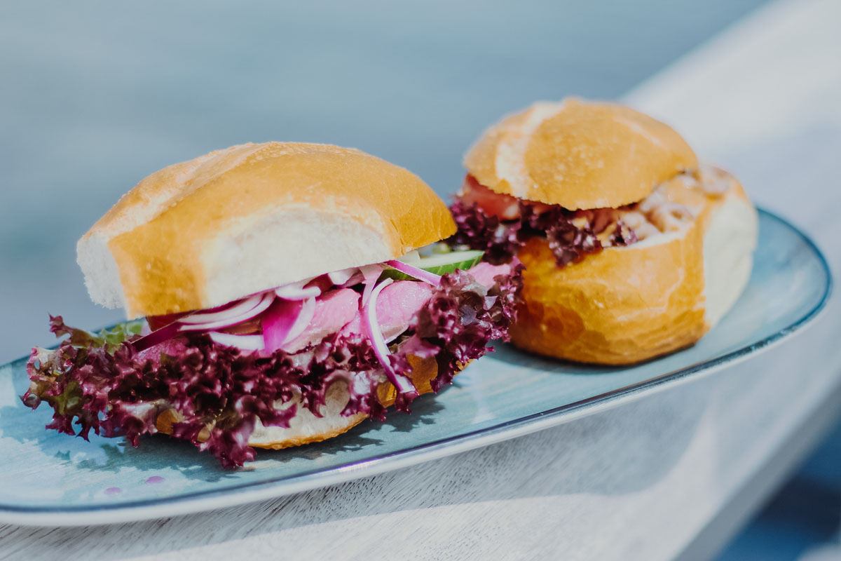 Unsere Fischbrötchen nehmen wir auf der Seebrücke in Kellenhusen zu uns