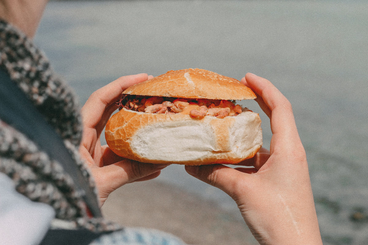 Krabbenbrötchen in der Hand