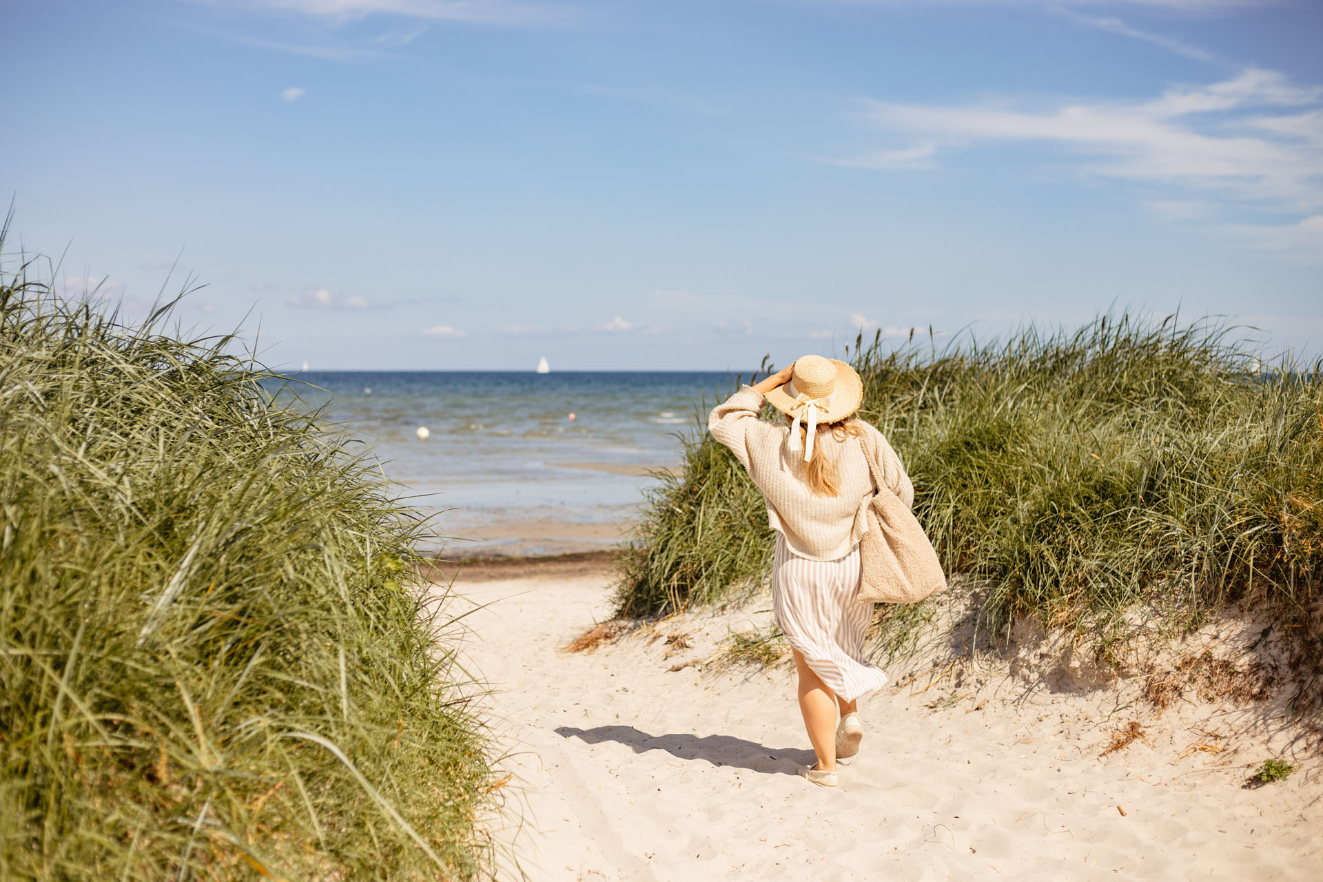 Picknick am Strand von Stein: Sina auf dem Weg zum Strand