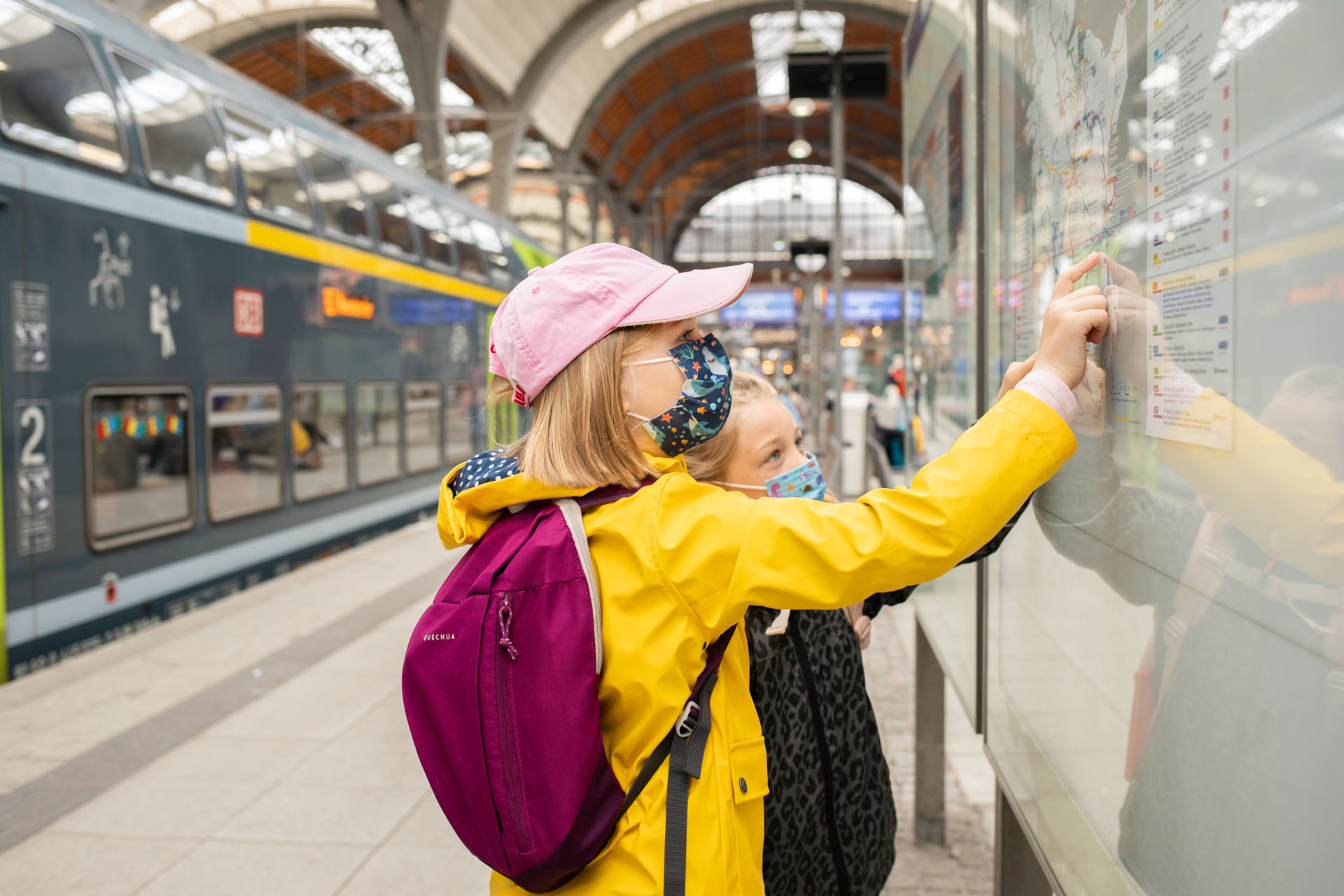 Jette und Helena vor DB Regio Streckennetz Tafel