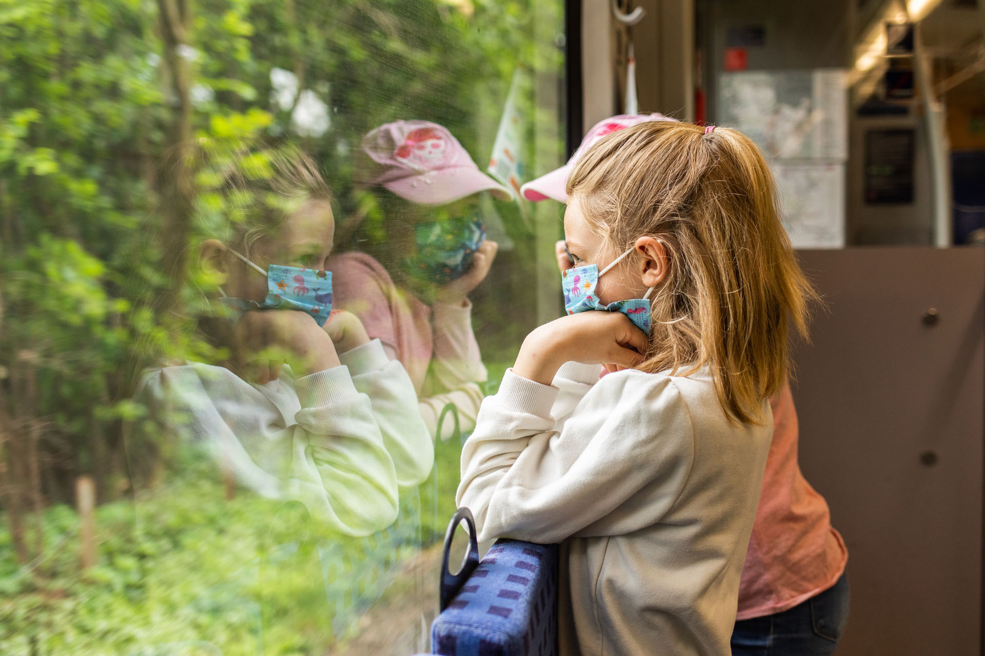 Helena und Jette schauen aus dem Zugfenster