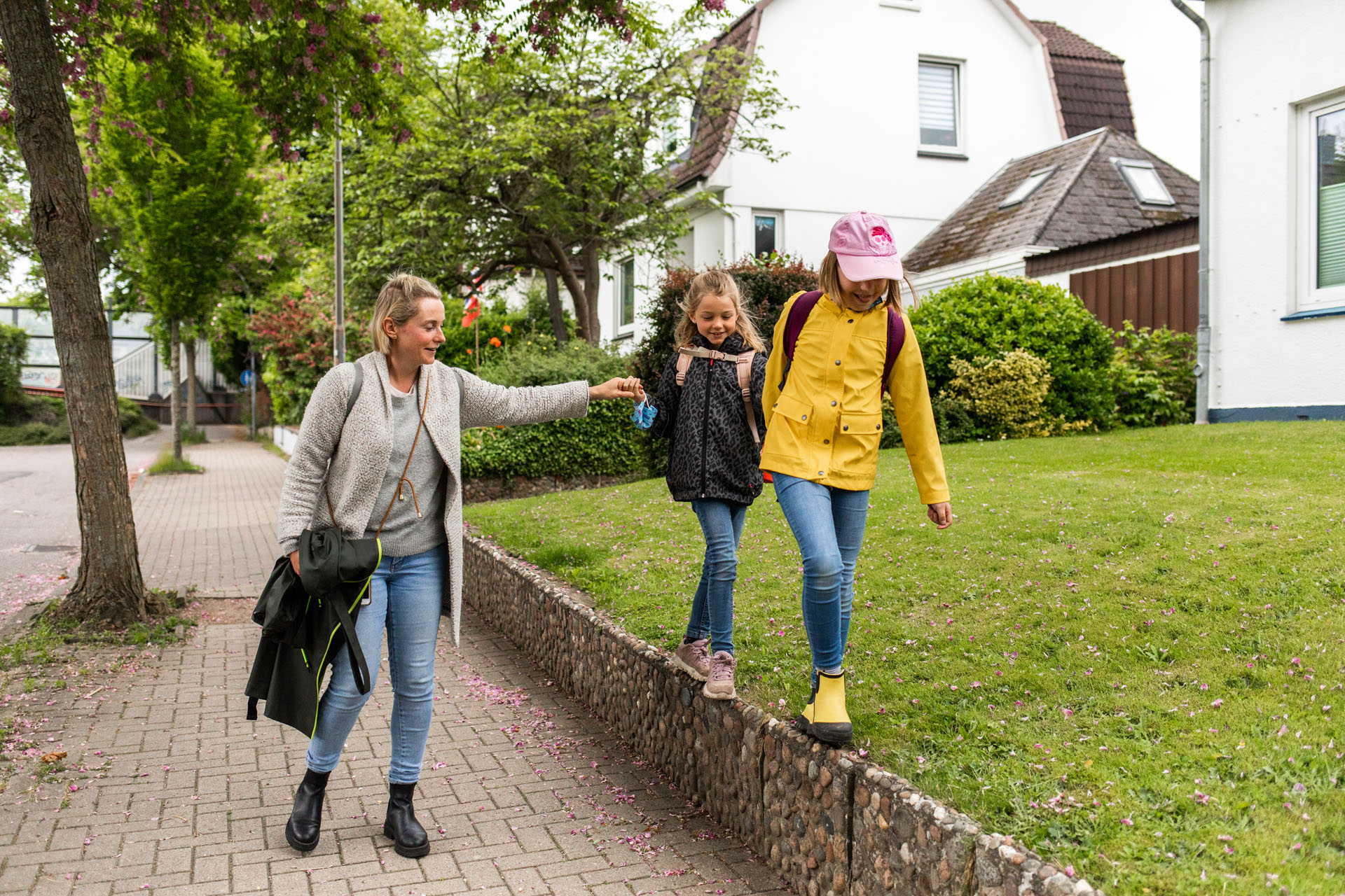 Kathrin, Helena und Jette. Die Mädchen balancieren auf einer Mauer