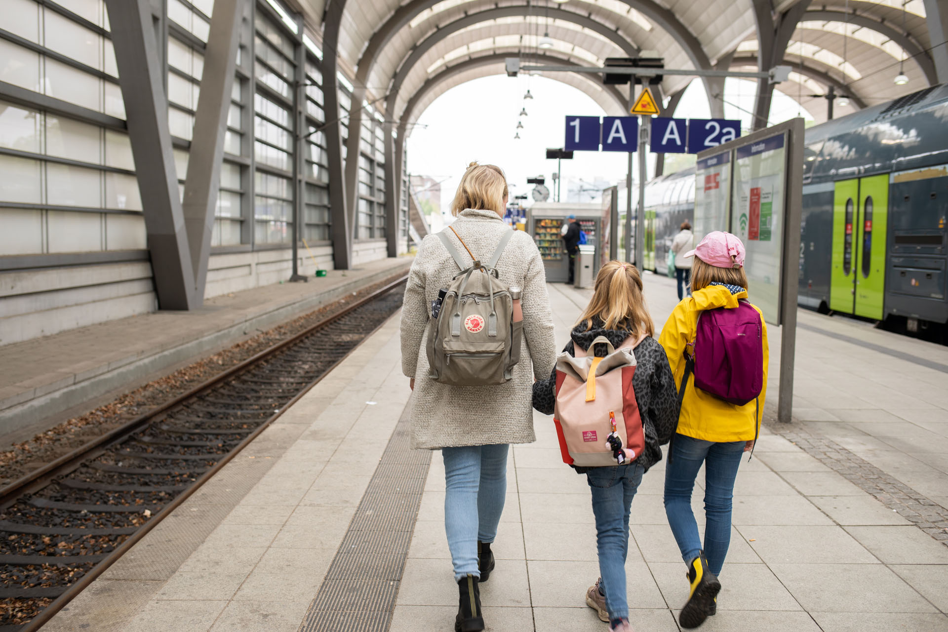 Kathrin, Helena und Jette auf Bahnsteig am Kieler Hauptbahnhof