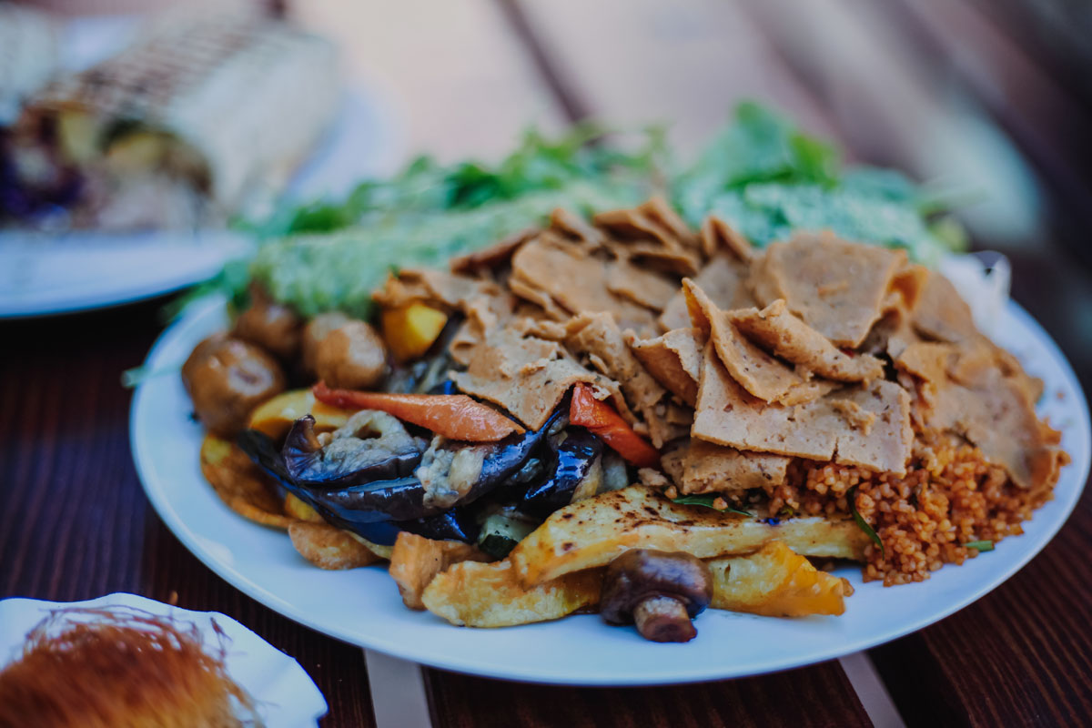 Ein veganer Dönerteller mit Seitan