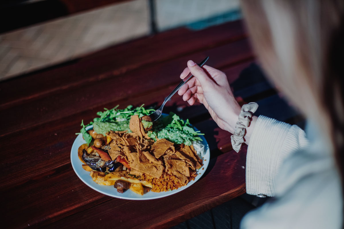 Finja isst einen veganen Dönerteller mit Seitan