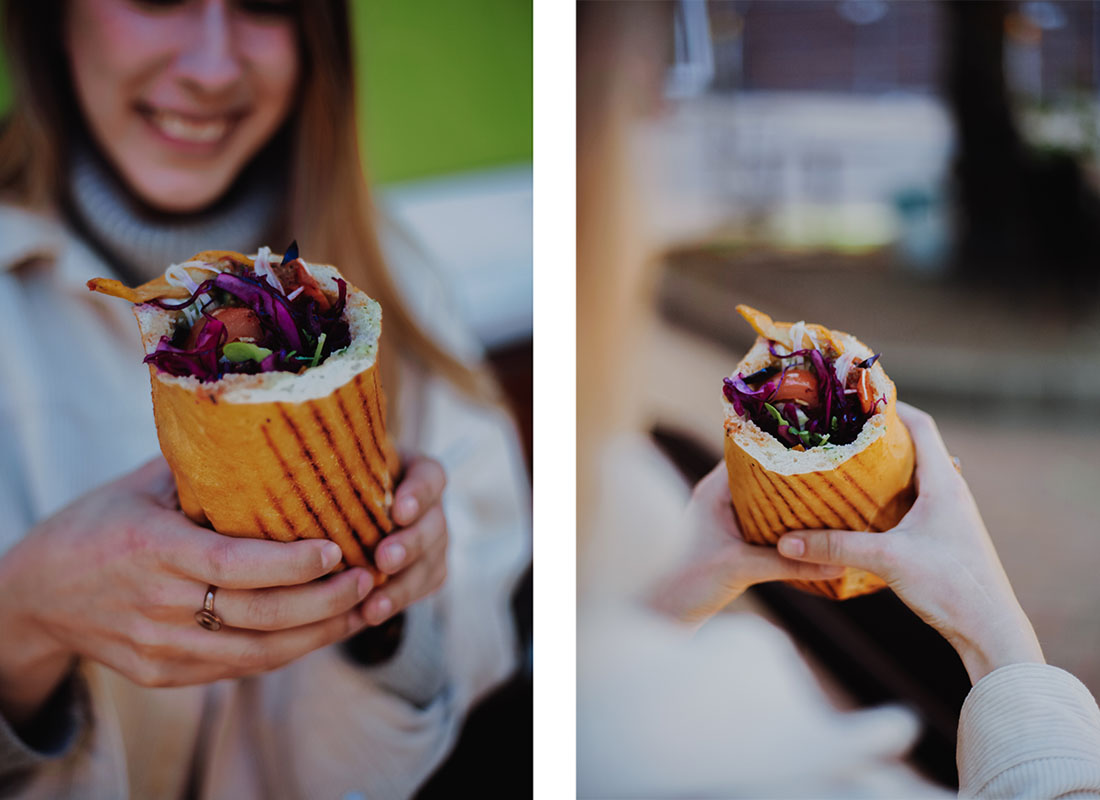 Finja hält einen veganen Döner