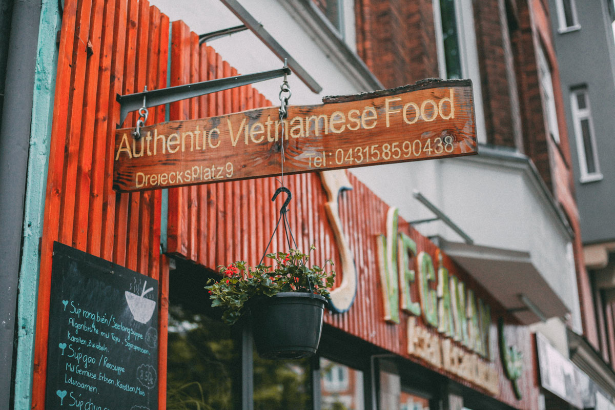 Ein Schild mit der Aufschrift "Authentic Vietnamese Food"