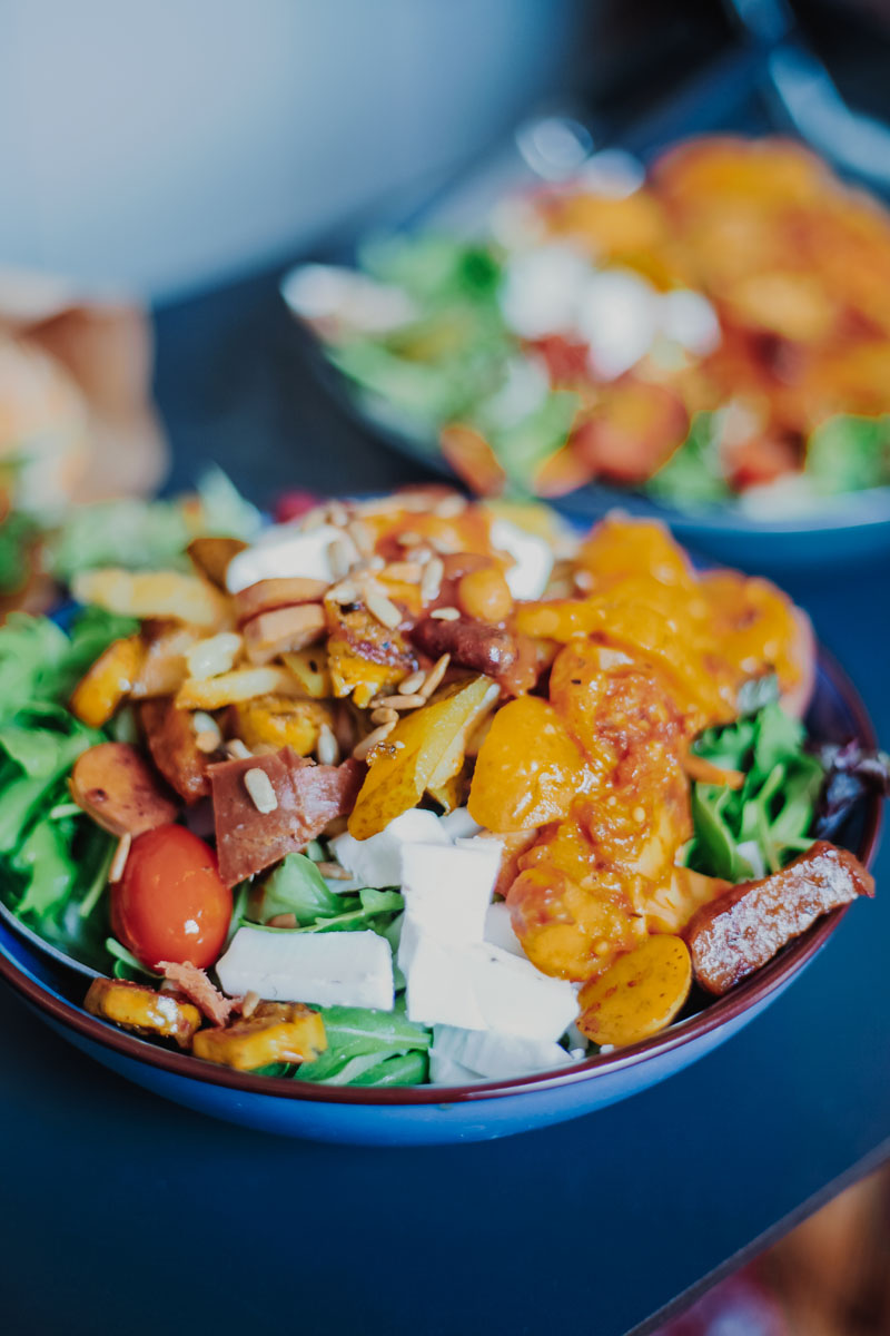 Eine vegane Lunchbowl mit Salat und Kartoffeln 