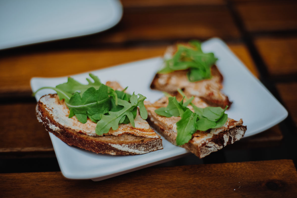 Brote mit veganem Streichkäse und Rucola