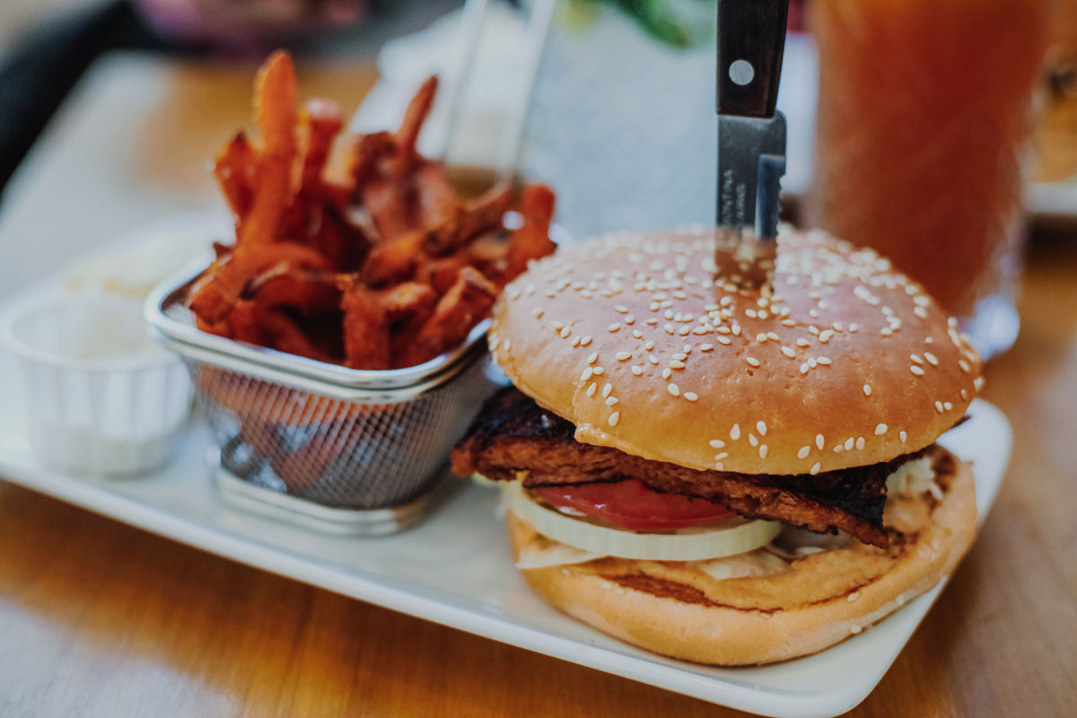 Veganer Burger und Süßkartoffelpommes