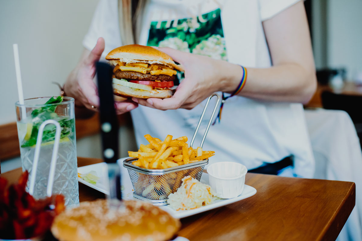 Finja hält einen veganen Burger in der Hand