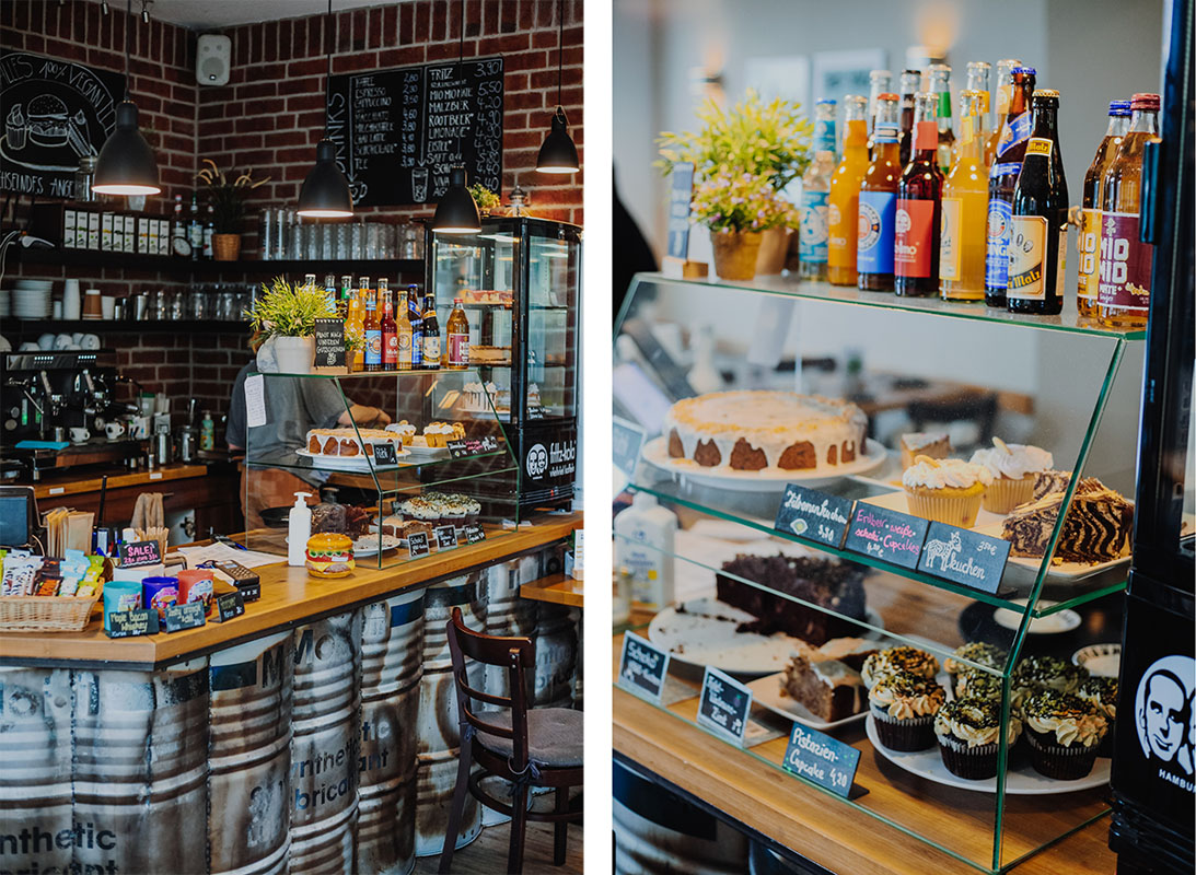 Der Bedienungstresen mit einer Glasvitrine mit verschiedenen veganen Kuchen