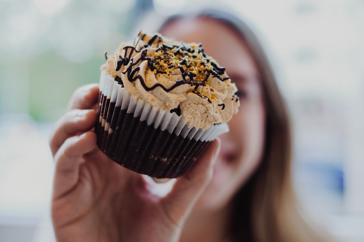 Finja hält einen veganen Cupcake