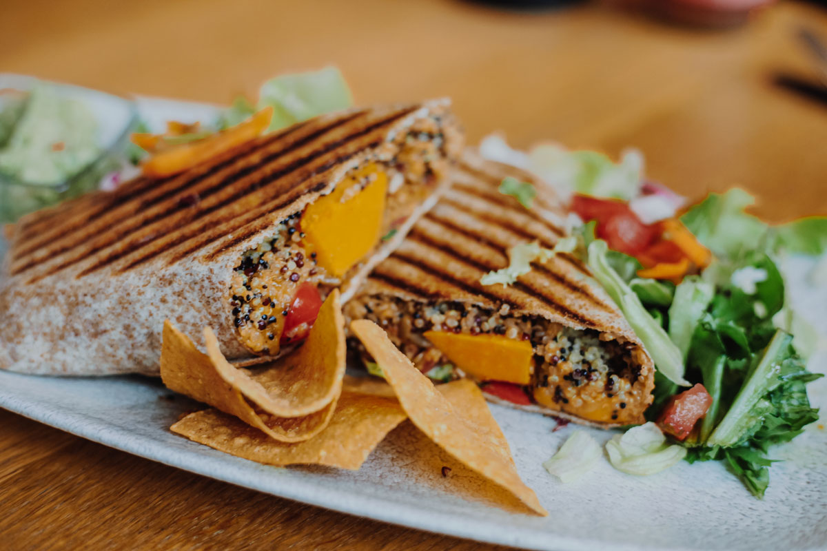 Veganer Burrito mit Süßkartoffeln und Nacho Chips