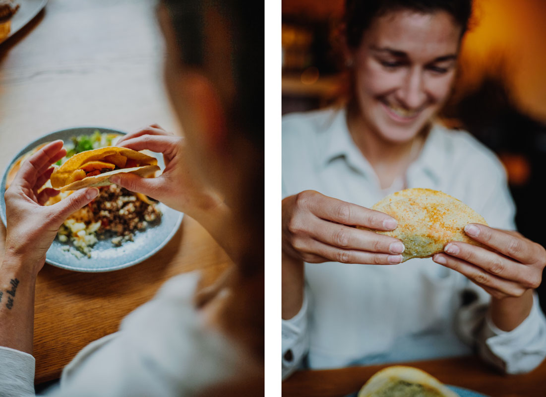 Mona hält einen veganen Taco in den Händen