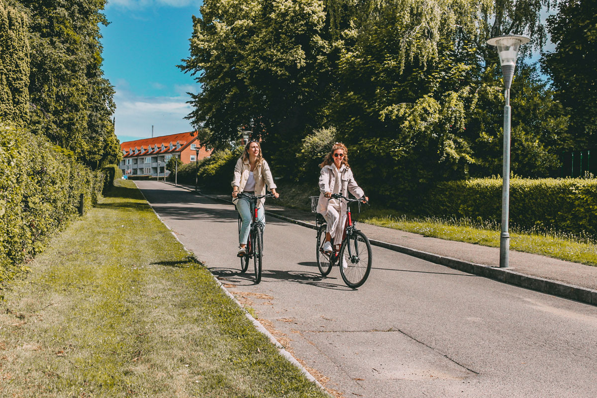 Finja und Mona fahren Fahrrad