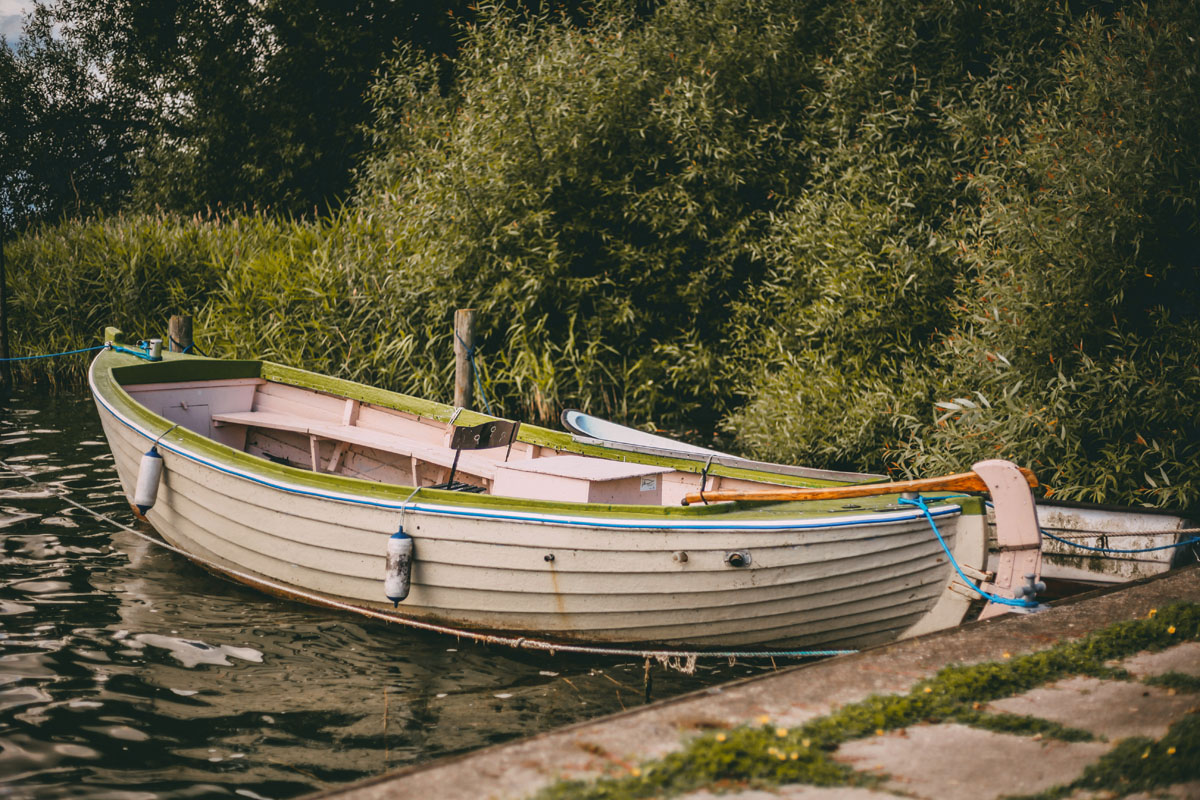 Ein kleines Ruderboot im Wasser