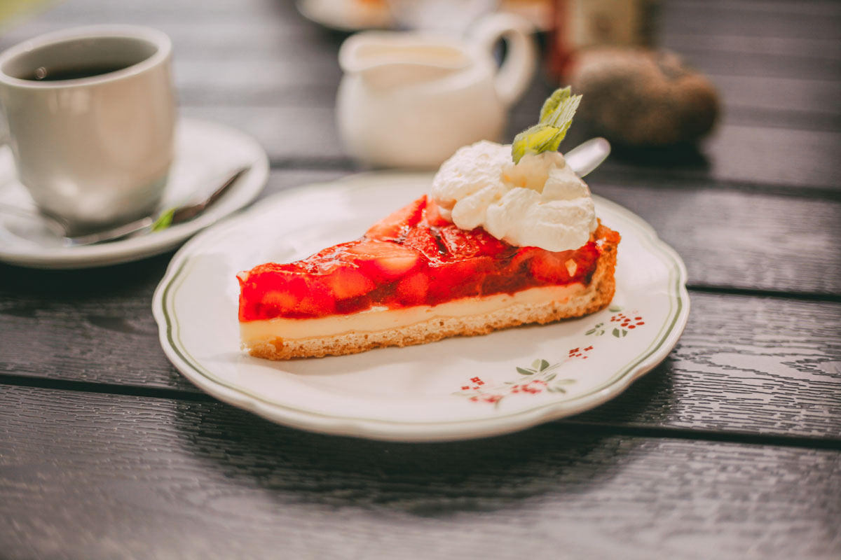 Ein Stück Erdbeerkuchen