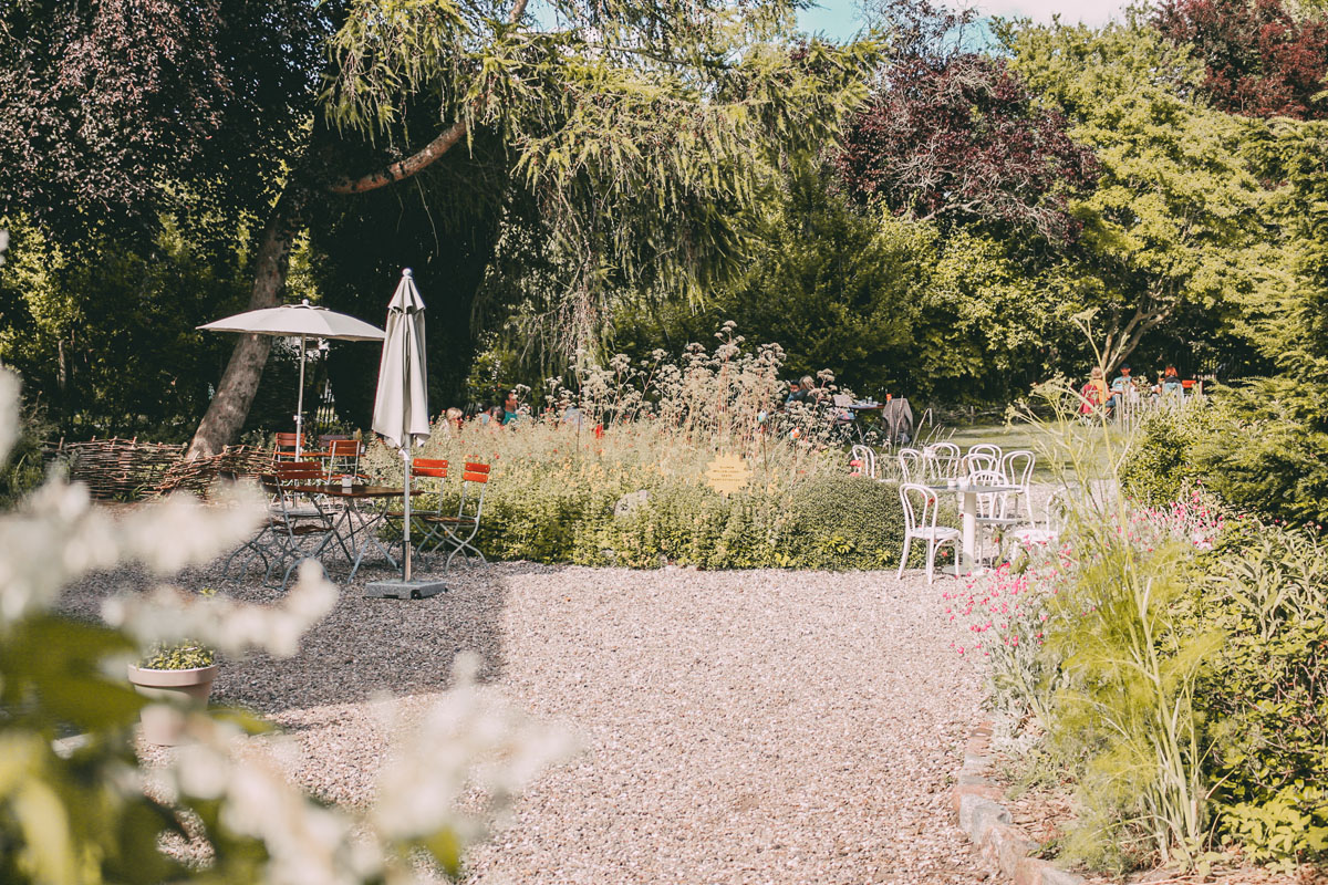 Der Garten des Hofcafés Alberstdorf auf Fehmarn