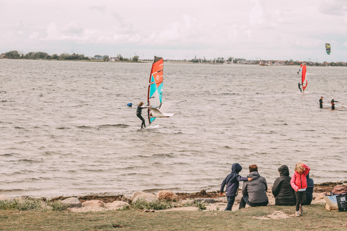 Ein Windsurfer im Wasser