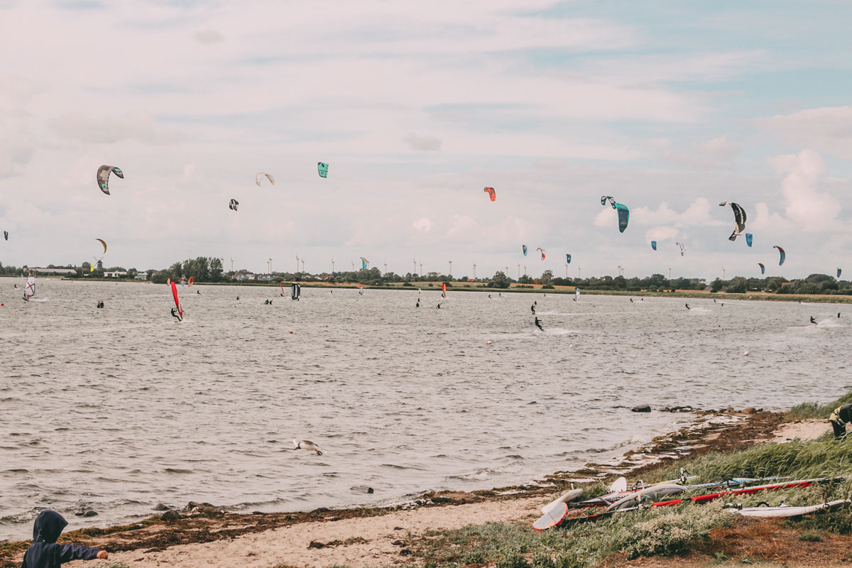 Viele Kite- und Windsurfer im Wasser