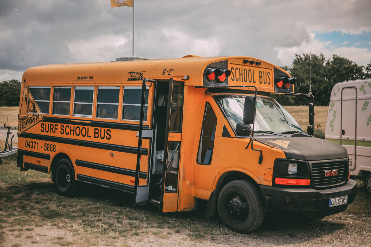 Ein alter Schulbus mit der Aufschrift "Surf School Bus"