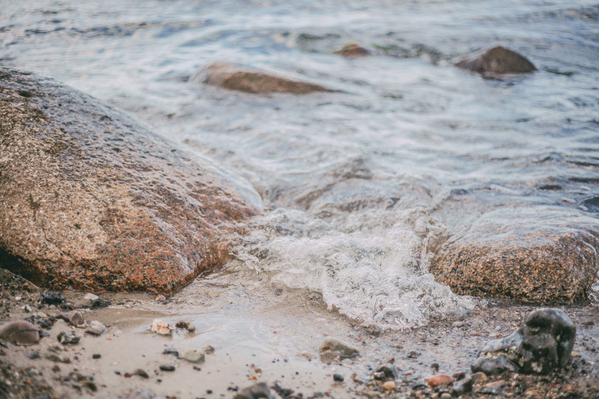 Eine Nahaufnahme von einer Welle, die im Sand bricht