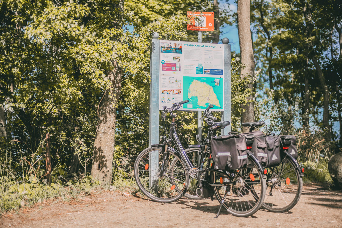 Zwei Fahrräder vor einem Schild mit einer Ortskarte