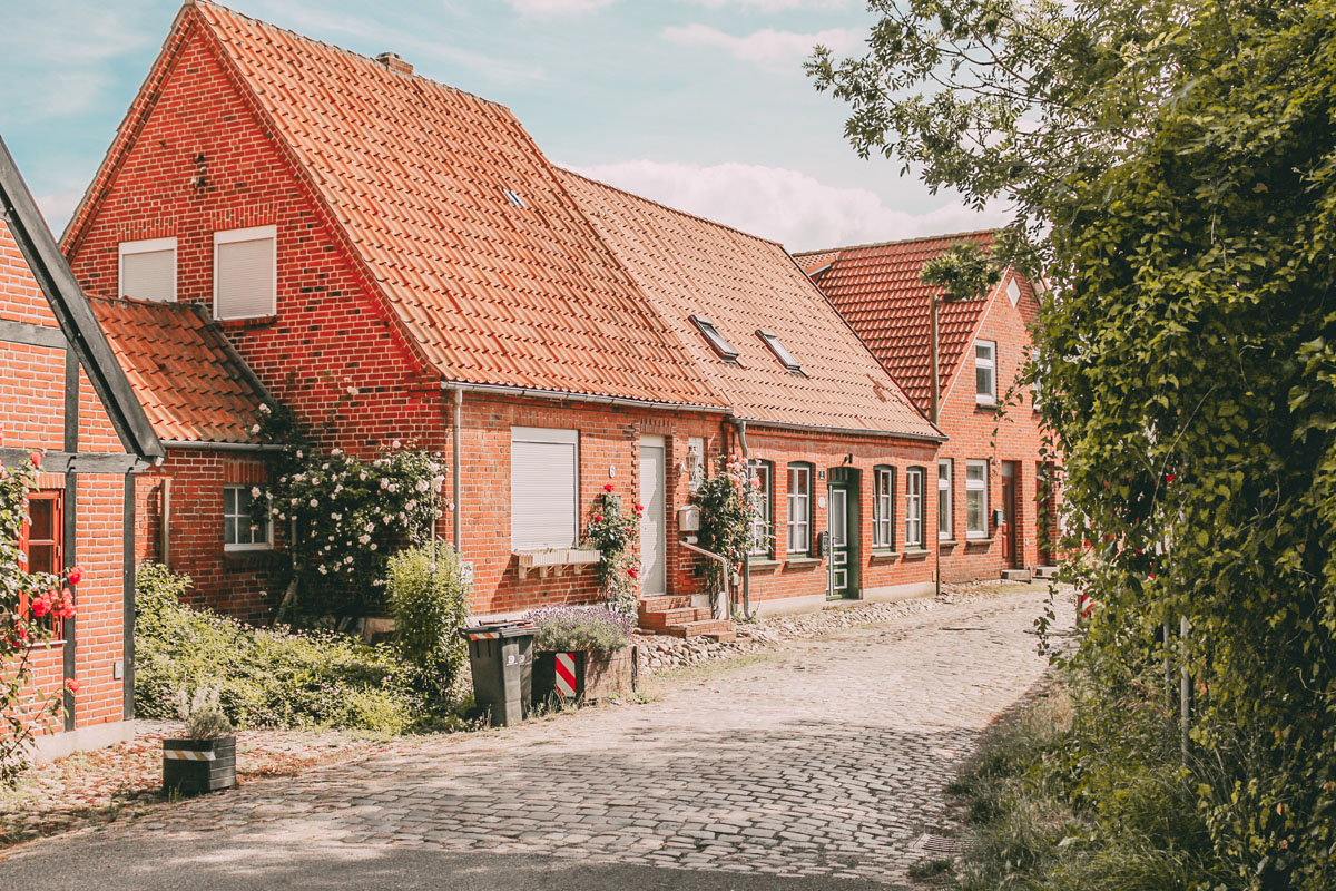 Eine Straße mit Häusern