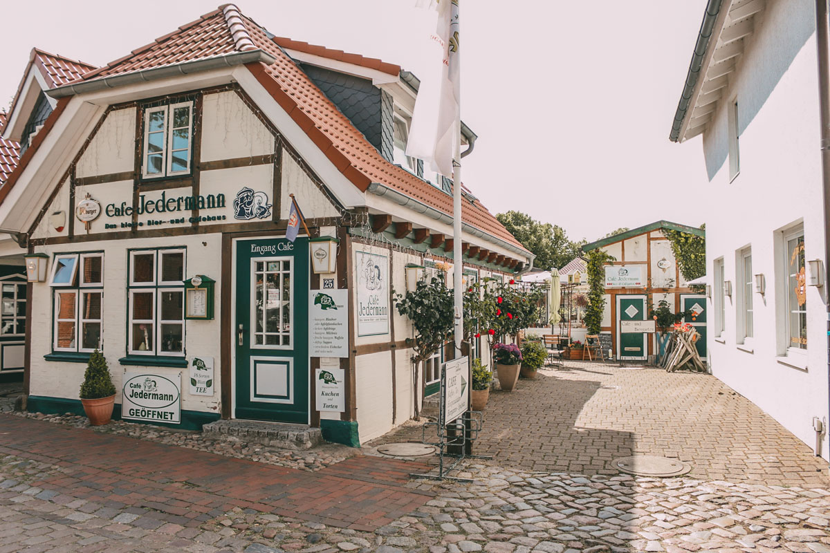 Das Café Jedermann in Burg auf Fehmarn von außen