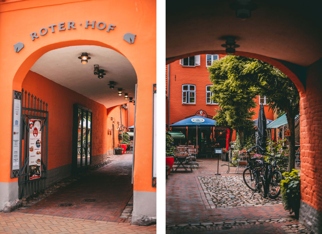 Der Torbogen zum Roten Hof in der Roten Straße in Flensburg