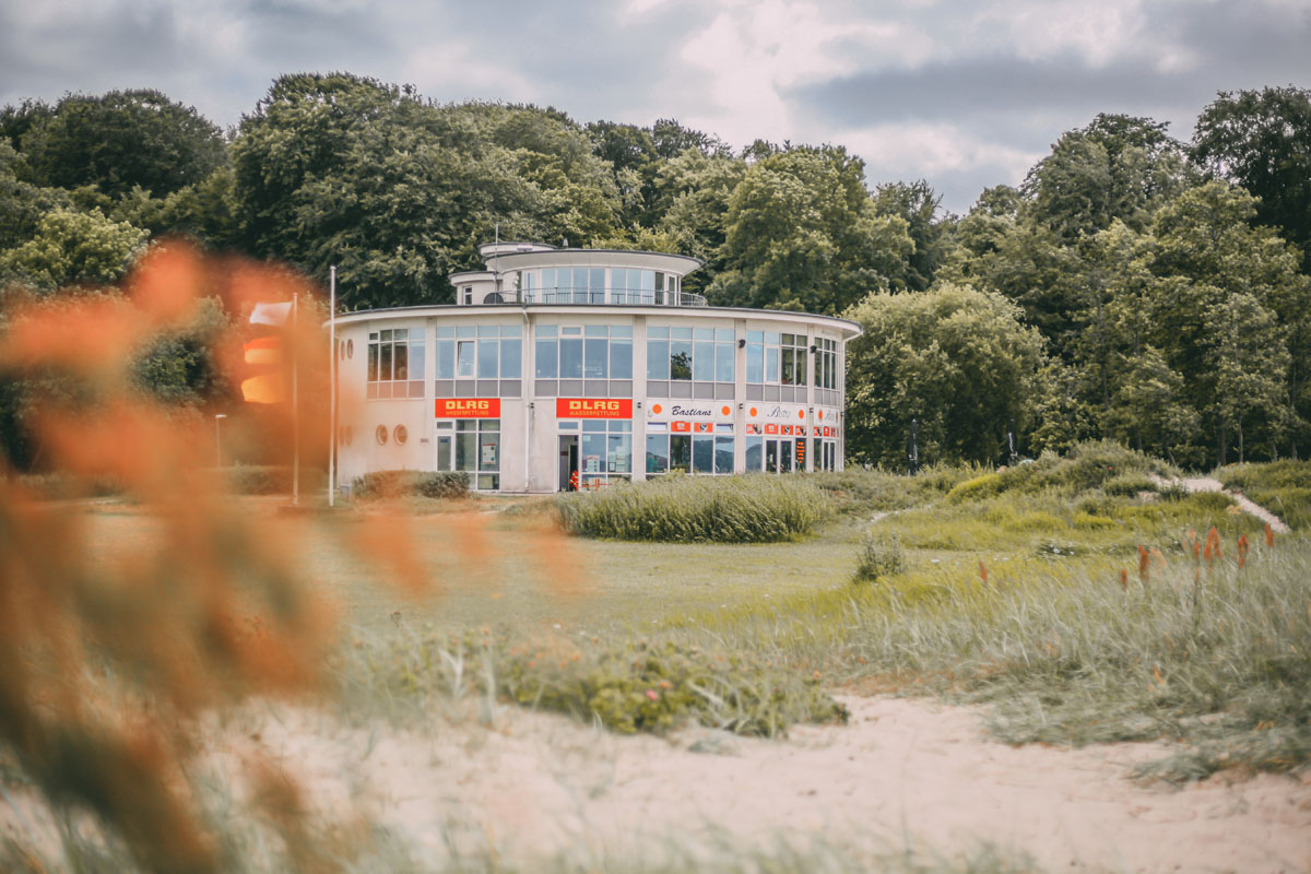 Das Haus der DLRG und Bastians Bistro am Strand Solitüde